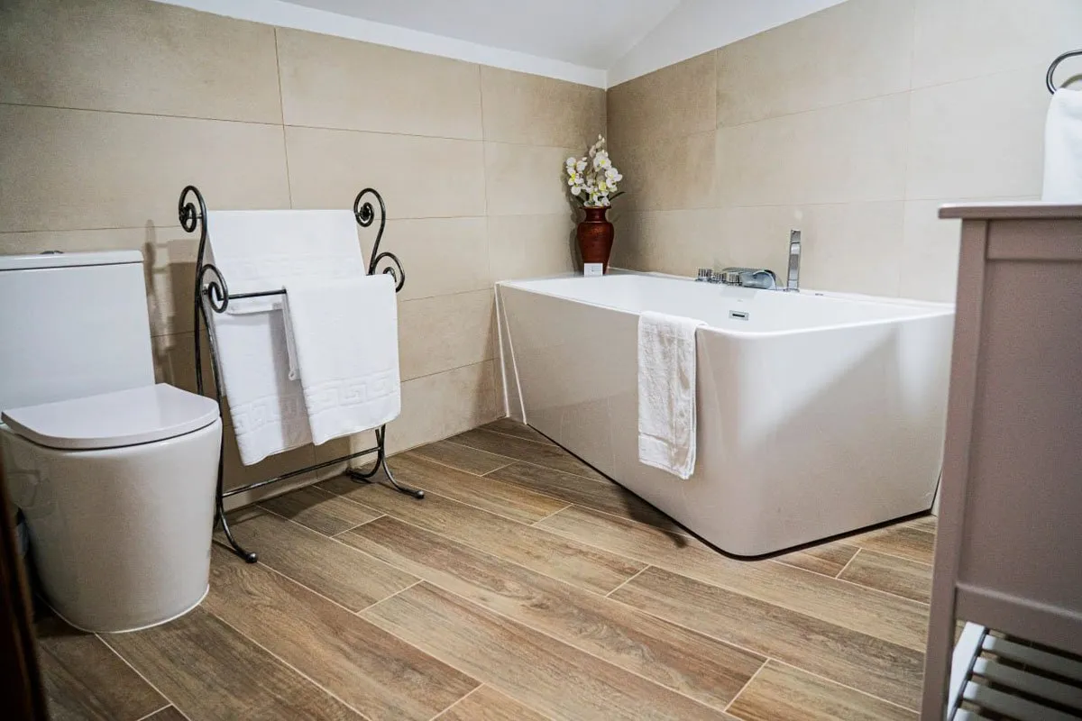 Baño de la suite de El Aprisco con bañera de hidromasaje tipo jacuzzi