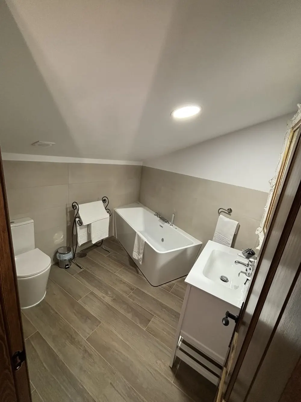 Baño privado de la casa con bañera y suelo radiante