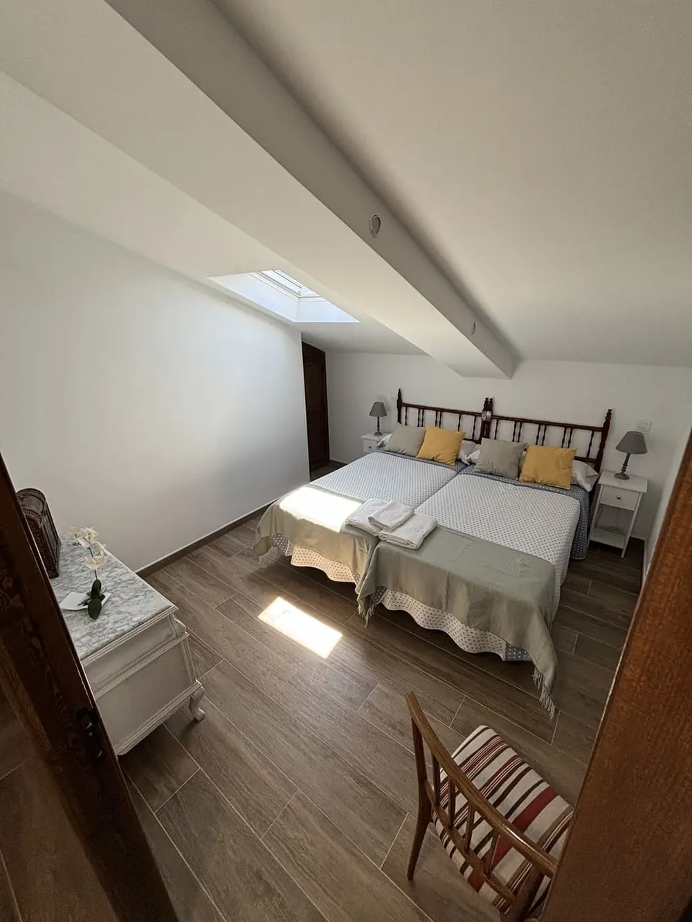 Dormitorio doble abuhardillado con baño privado al fondo