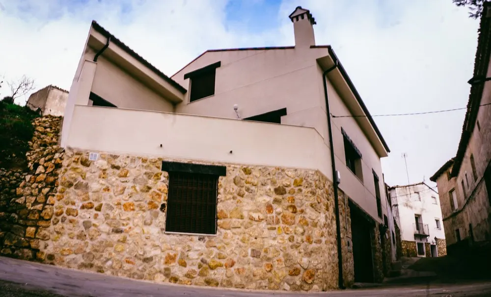 Exterior de la casa rural desde la calle del pueblo de Hueva