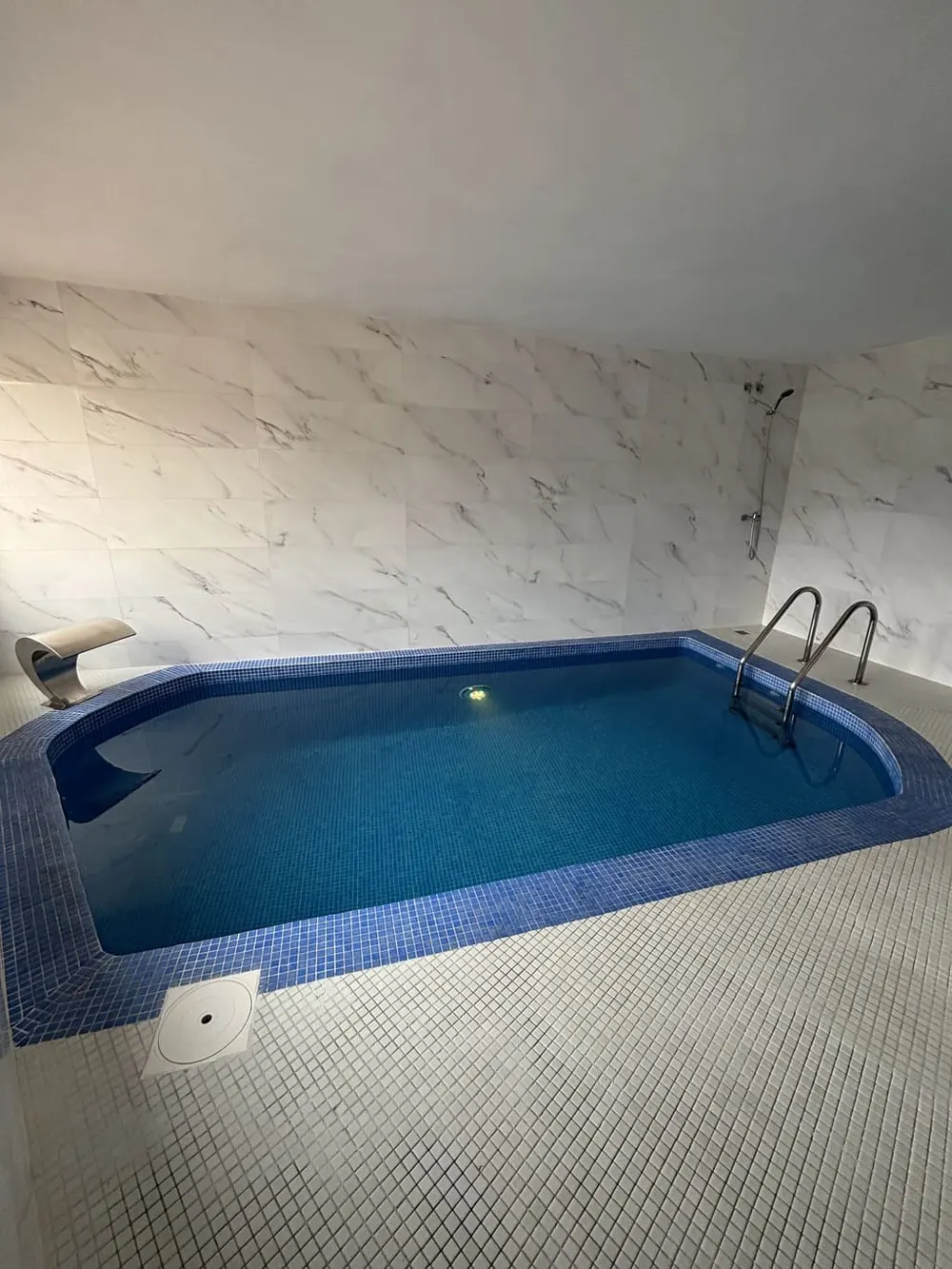 Lámina de agua de la piscina climatizada interior