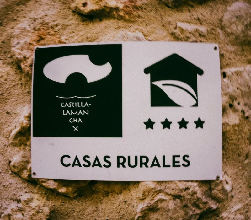 Placa oficial de casa rural de cuatro estrellas de Castilla-La Mancha